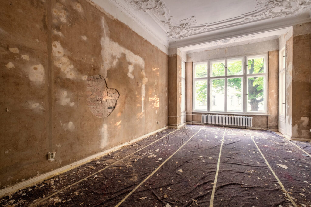Restaurer une maison ancienne en gardant les moulures au plafond